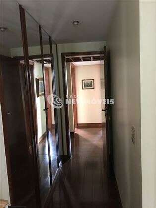 Corredor com rouparia
