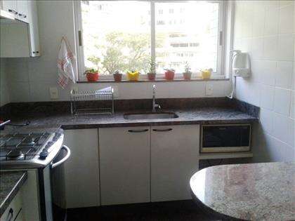Cozinha com bancadas em granito.