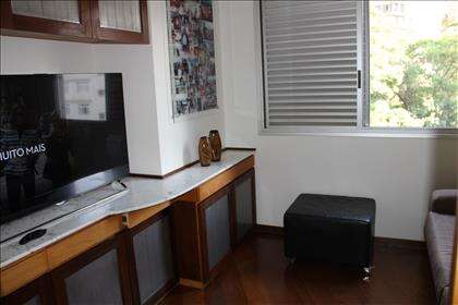Sala de tv com armários.