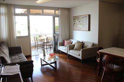 Sala com varanda.