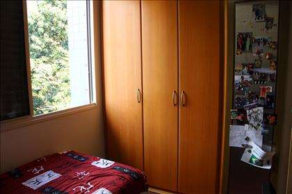 Terceiro quarto com armário.