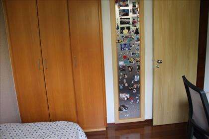 Segundo quarto com armários.