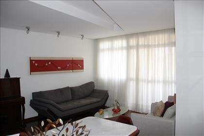 Sala com rebaixamento em gesso.