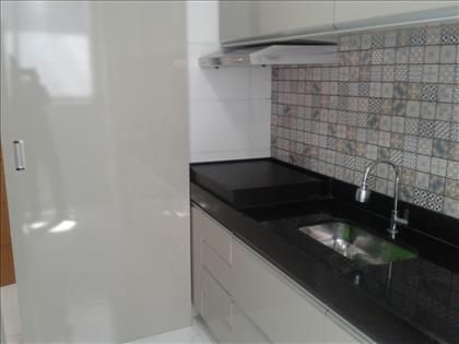 Cozinha com bancada em granito