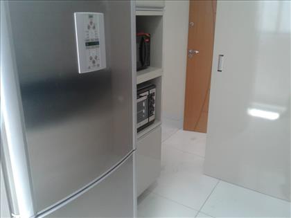 Cozinha com armários