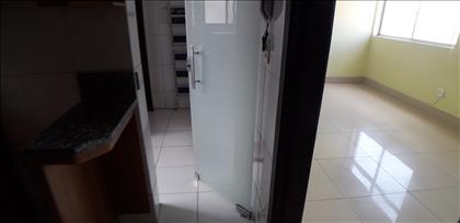 Acesso para cozinha e área de serviço.