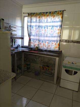 Cozinha com bancadas em granito