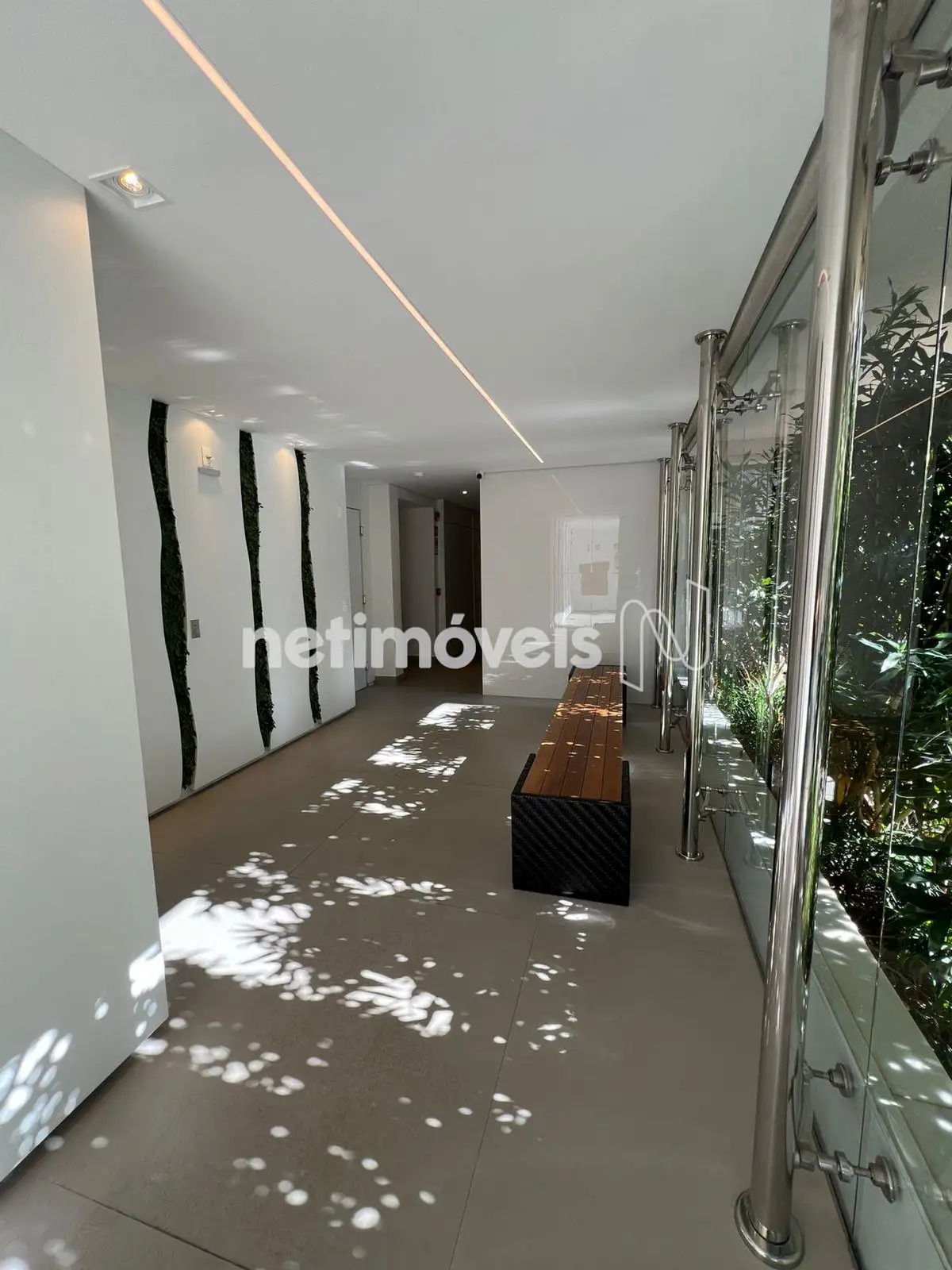 Hall social amplo e decorado