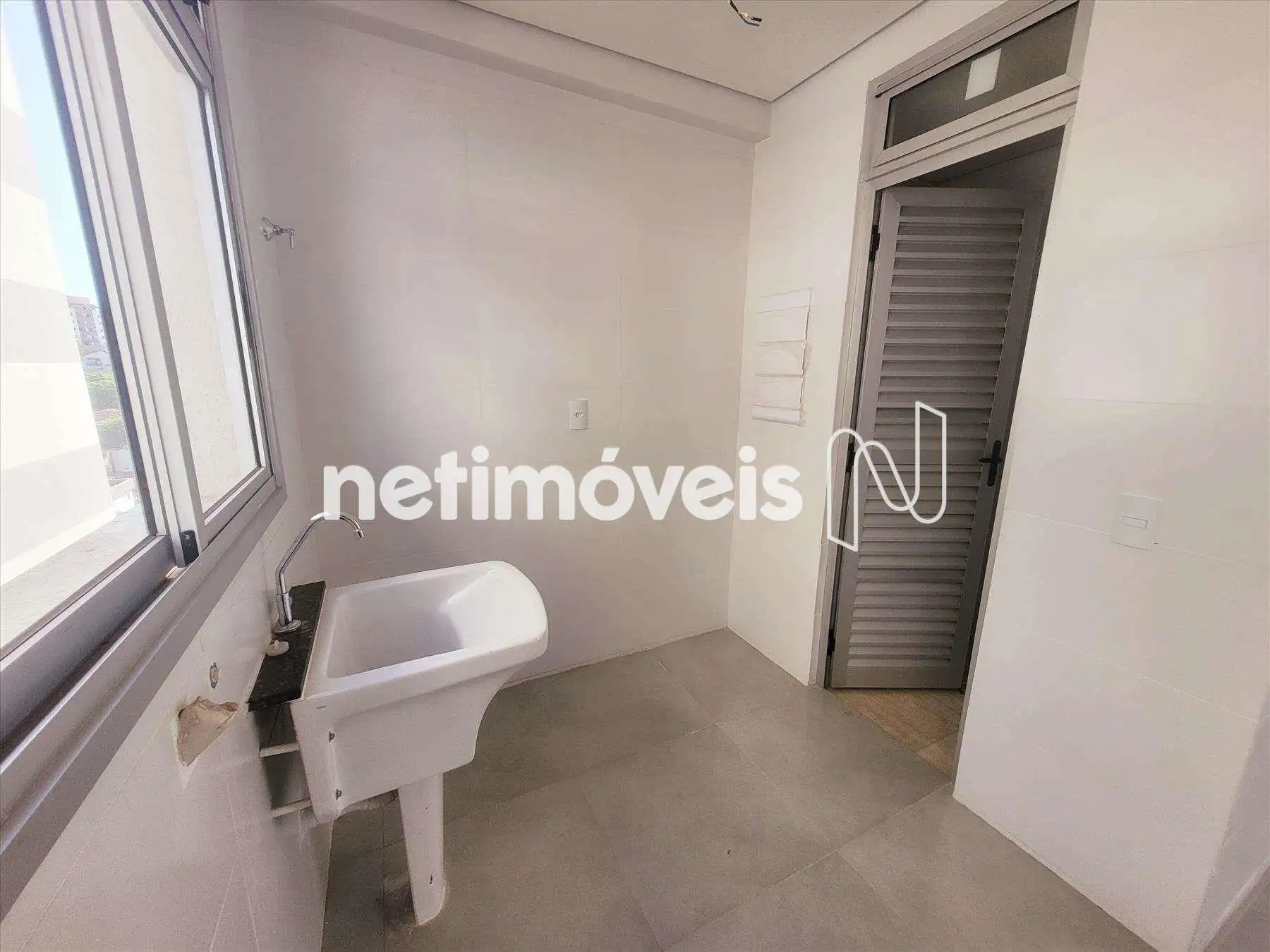 área de seviços e banho de serviço