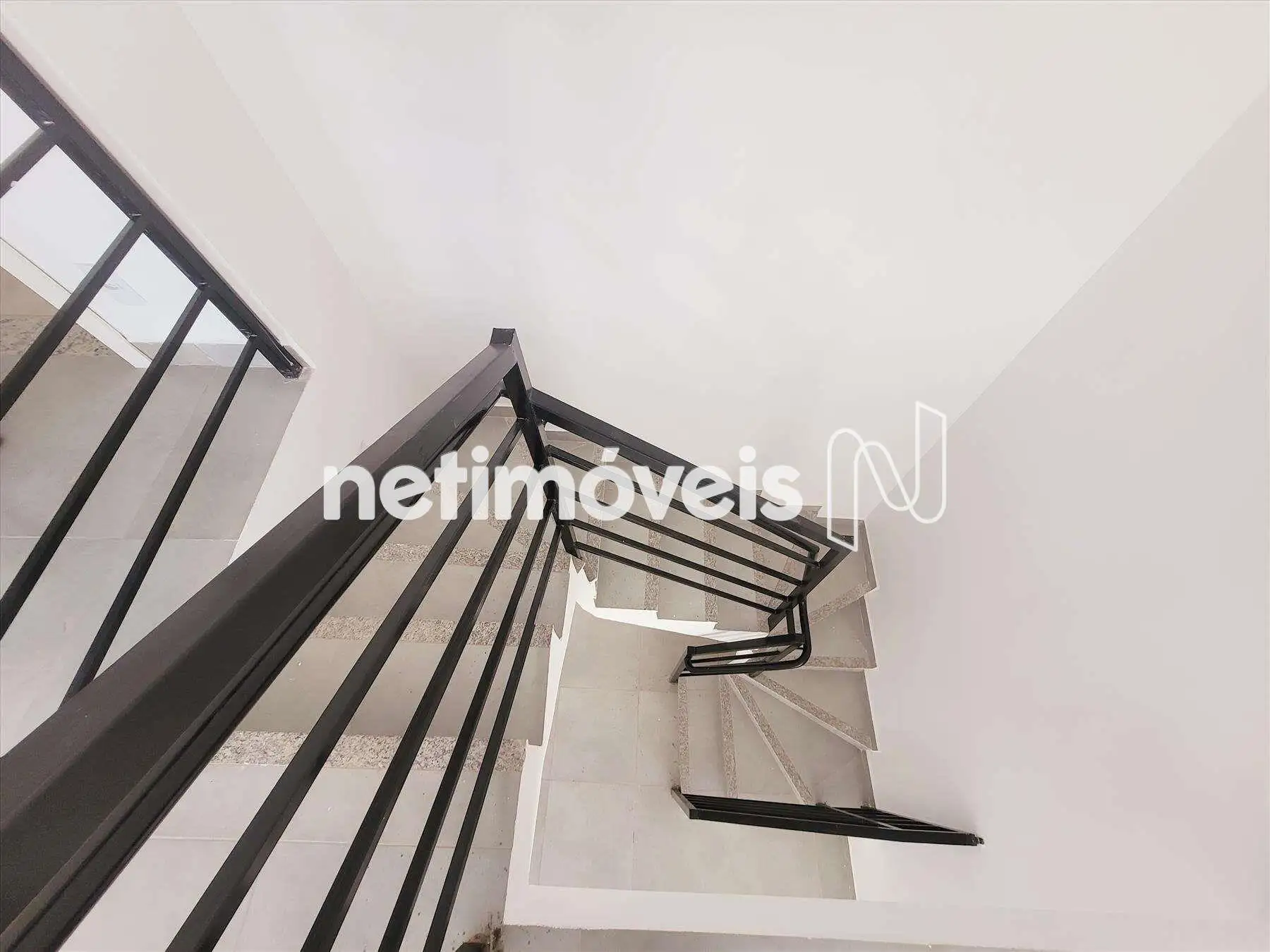 Escada de acesso ao segundo pavimento