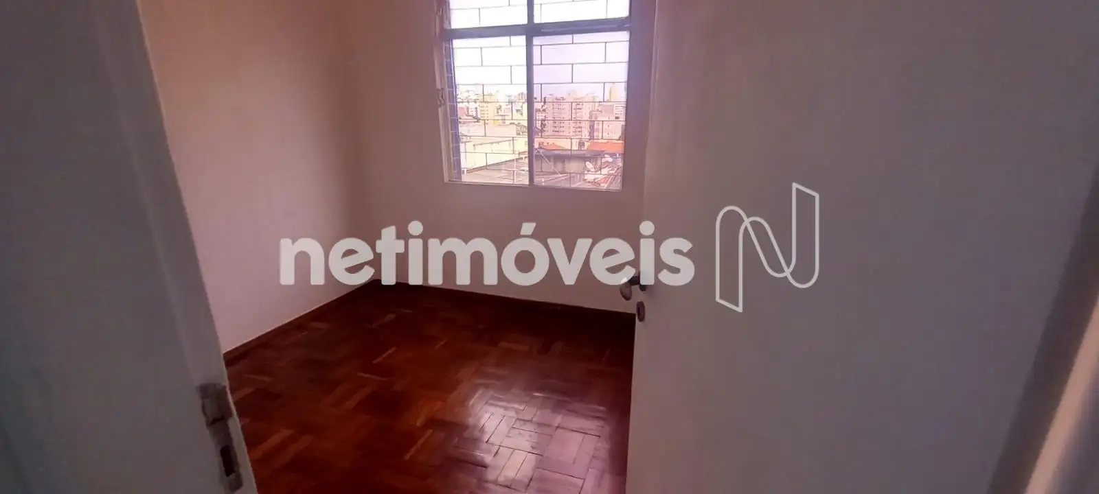 Quarto, piso em taco