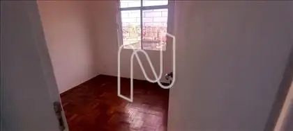 Quarto, piso em taco 