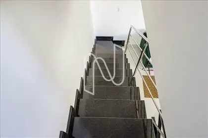 Escada acesso ao segundo pavimento  