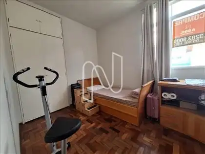 Quarto com armário