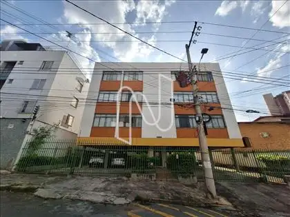 Fachada, rua plana