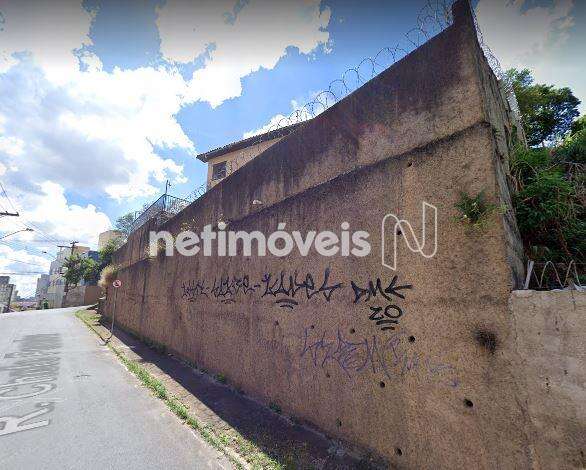 Frente para Rua Chefe Pereira, 30 metros 