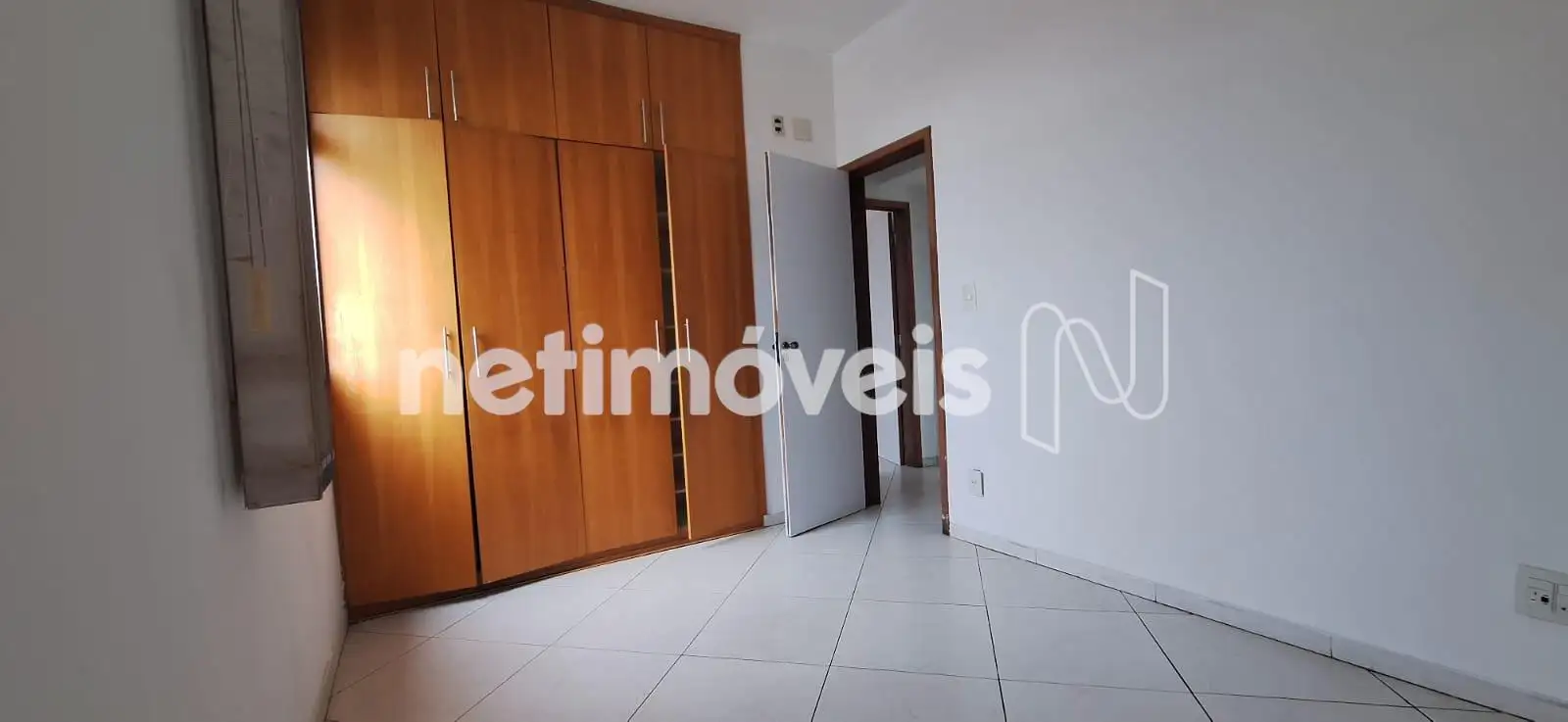 Quarto 01 com Armários