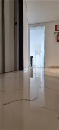 Elevadores e hall entrada do apartamento 