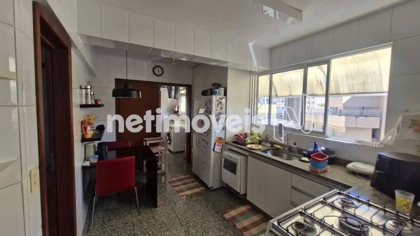Cozinha com piso e bancada em granito