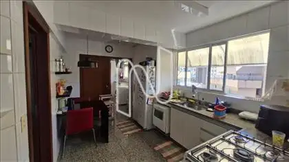 Cozinha com piso e bancada em granito