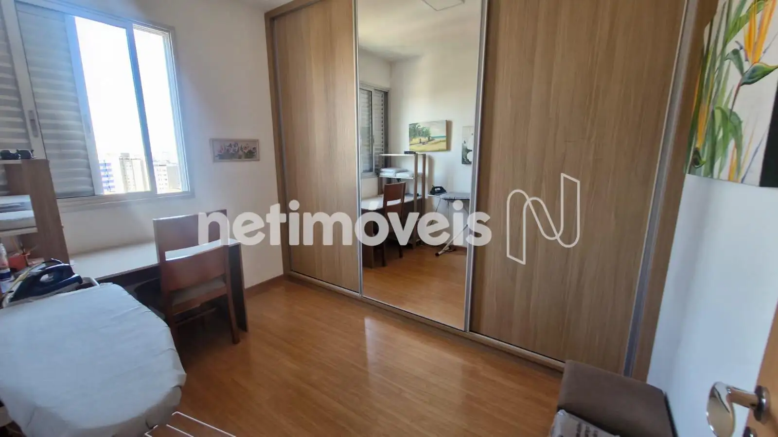 Quarto três ângulo um