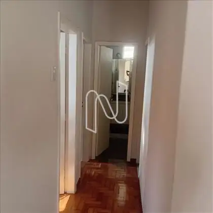 Corredor com banho ao fundo