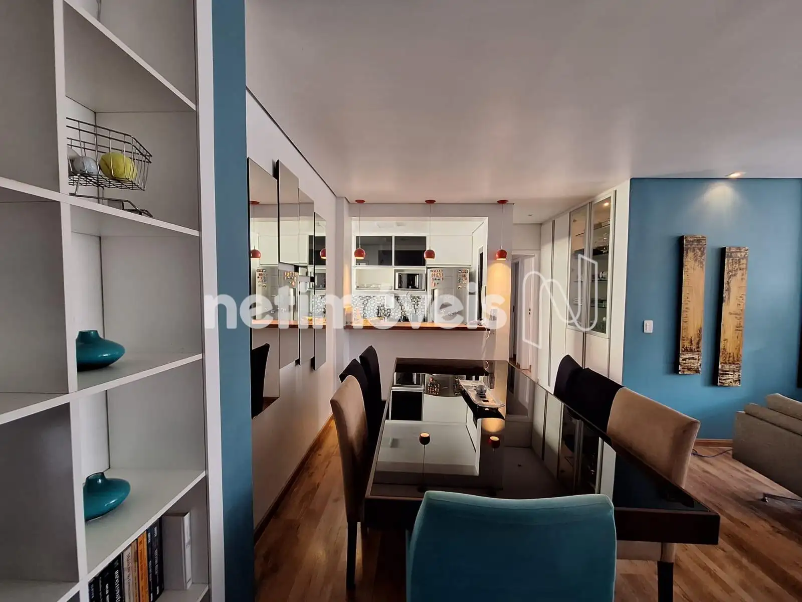 Sala em T, escritório e bar balcão ao fundo