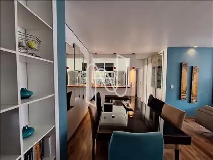 Sala em T, escritório e bar balcão ao fundo