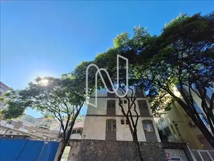 Próximo ao comércio local 