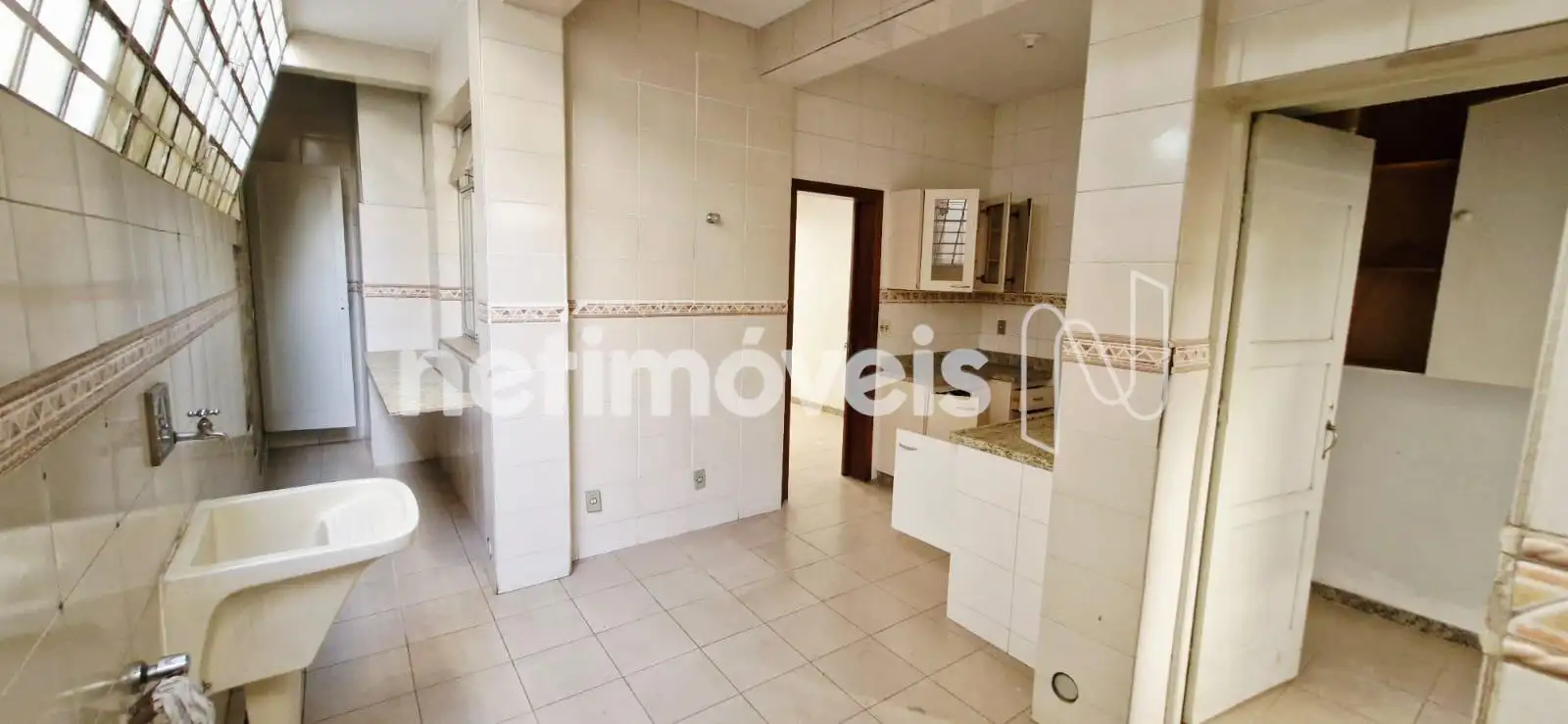 Área de serviços e cozinha