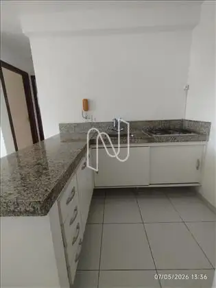 Cozinha com armários 