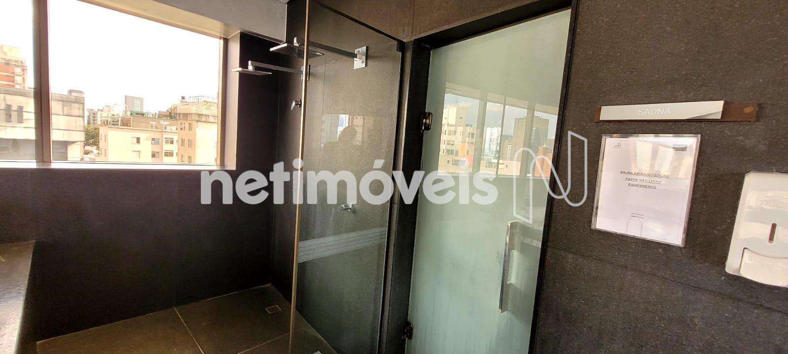 Porta do banheiro do espaço fitness 