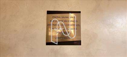 Placa de aviso do condomínio