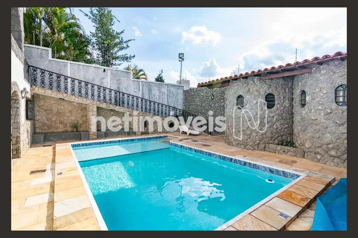 Área externa com piscina