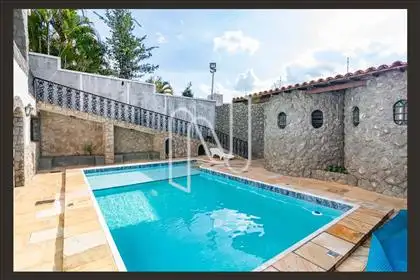 Área externa com piscina