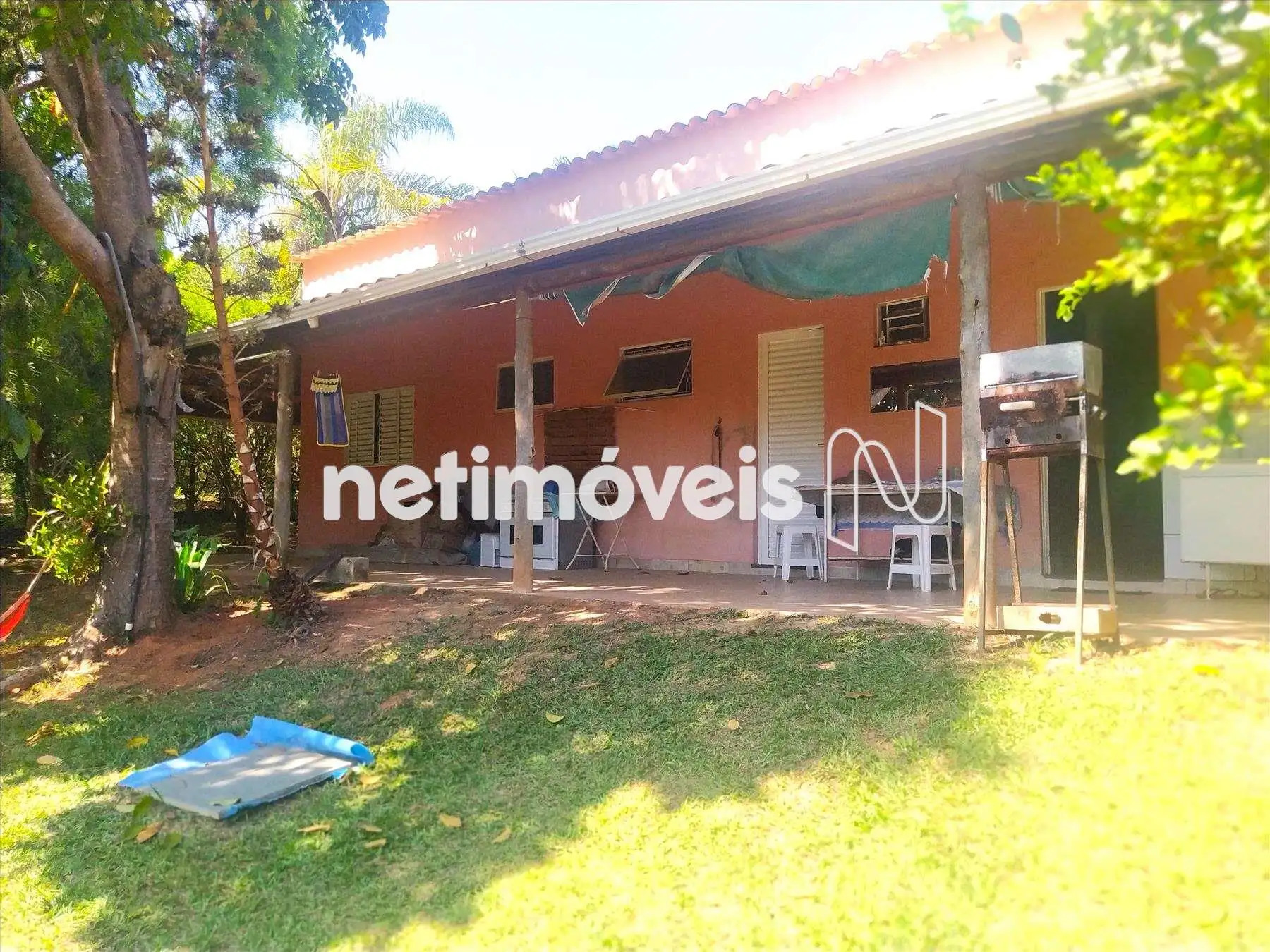 Frente e varanda da casa