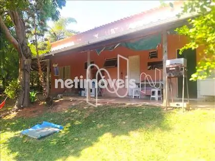 Frente e varanda da casa 
