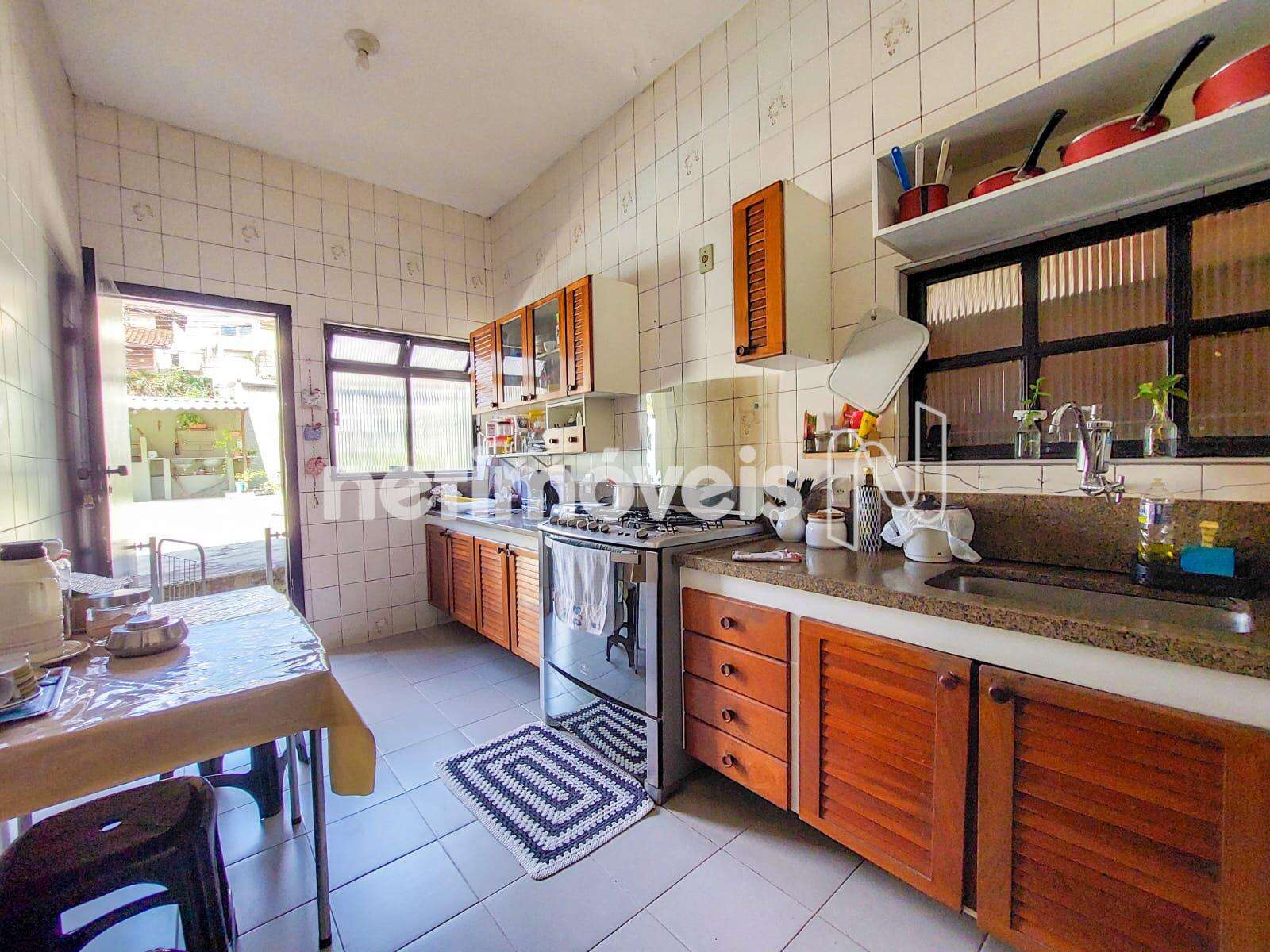 Cozinha ampla com armários