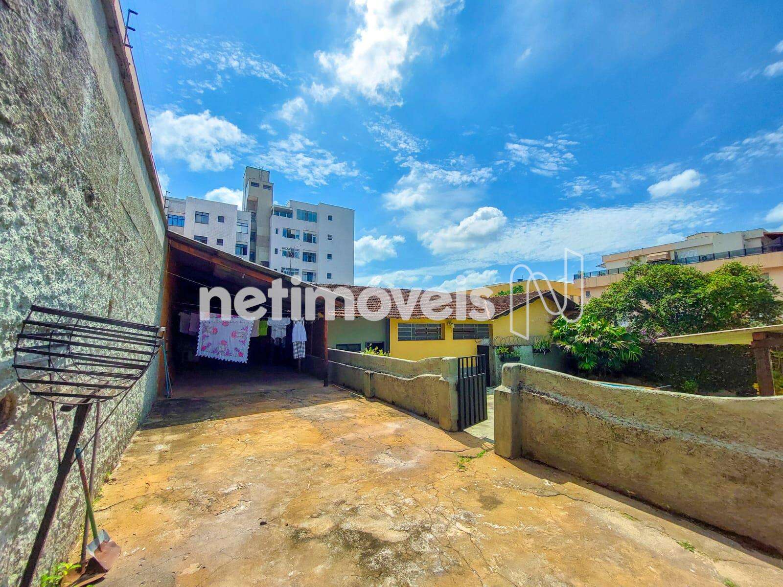 Área externa com vagas para 04 veiculos