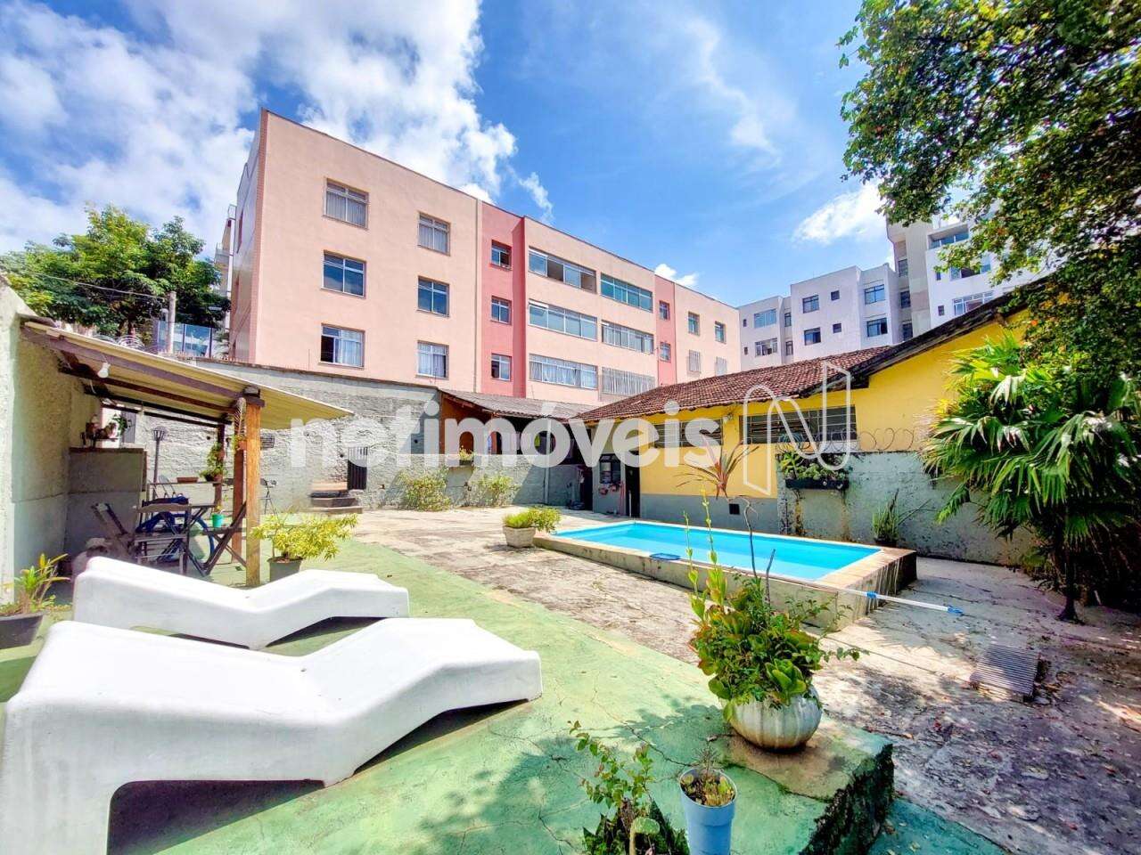 Ampla área de lazer com piscina