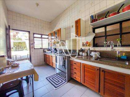 Cozinha ampla com armários