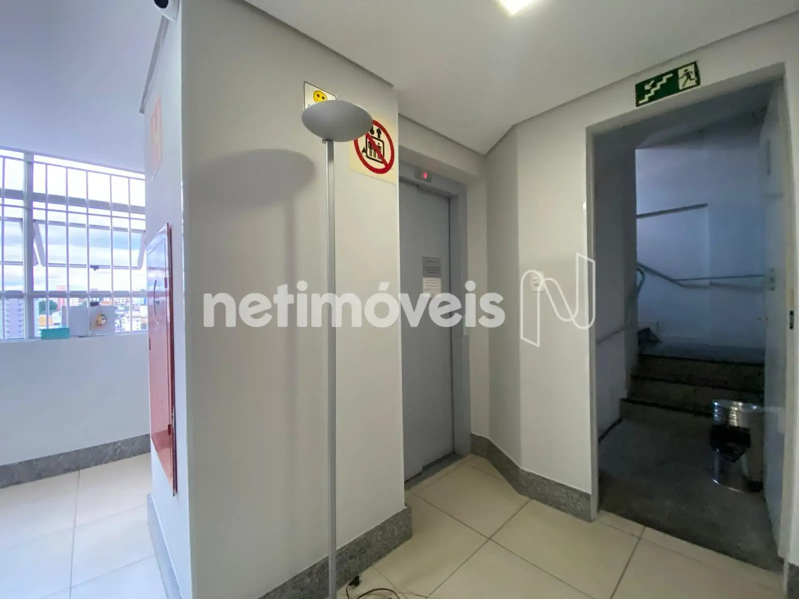 Hall de entrada com elevador