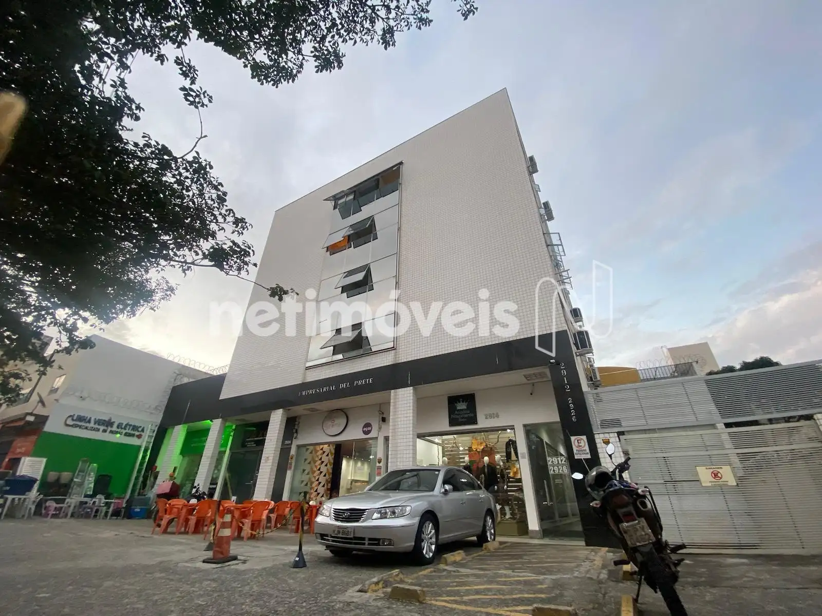 Vista do prédio e lojas