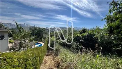 Lateral direita do lote com vista para o val 