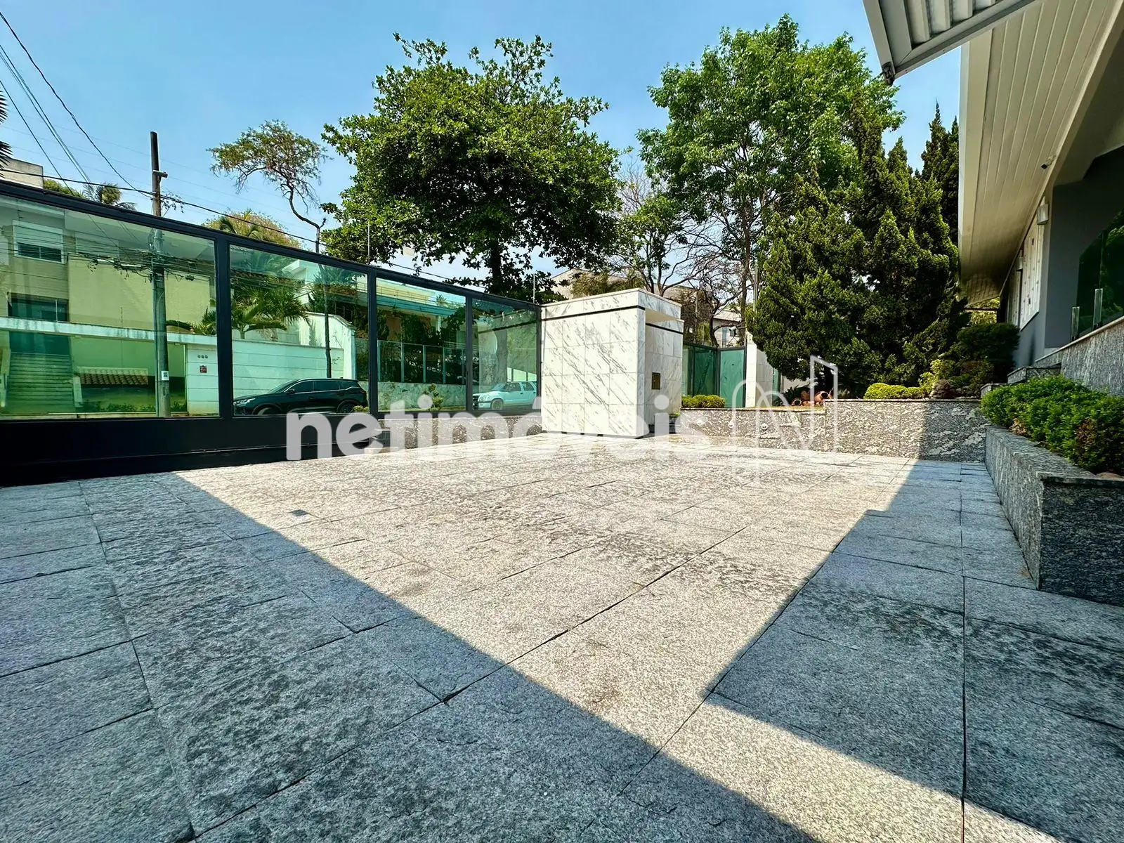 Frente - Área Livre