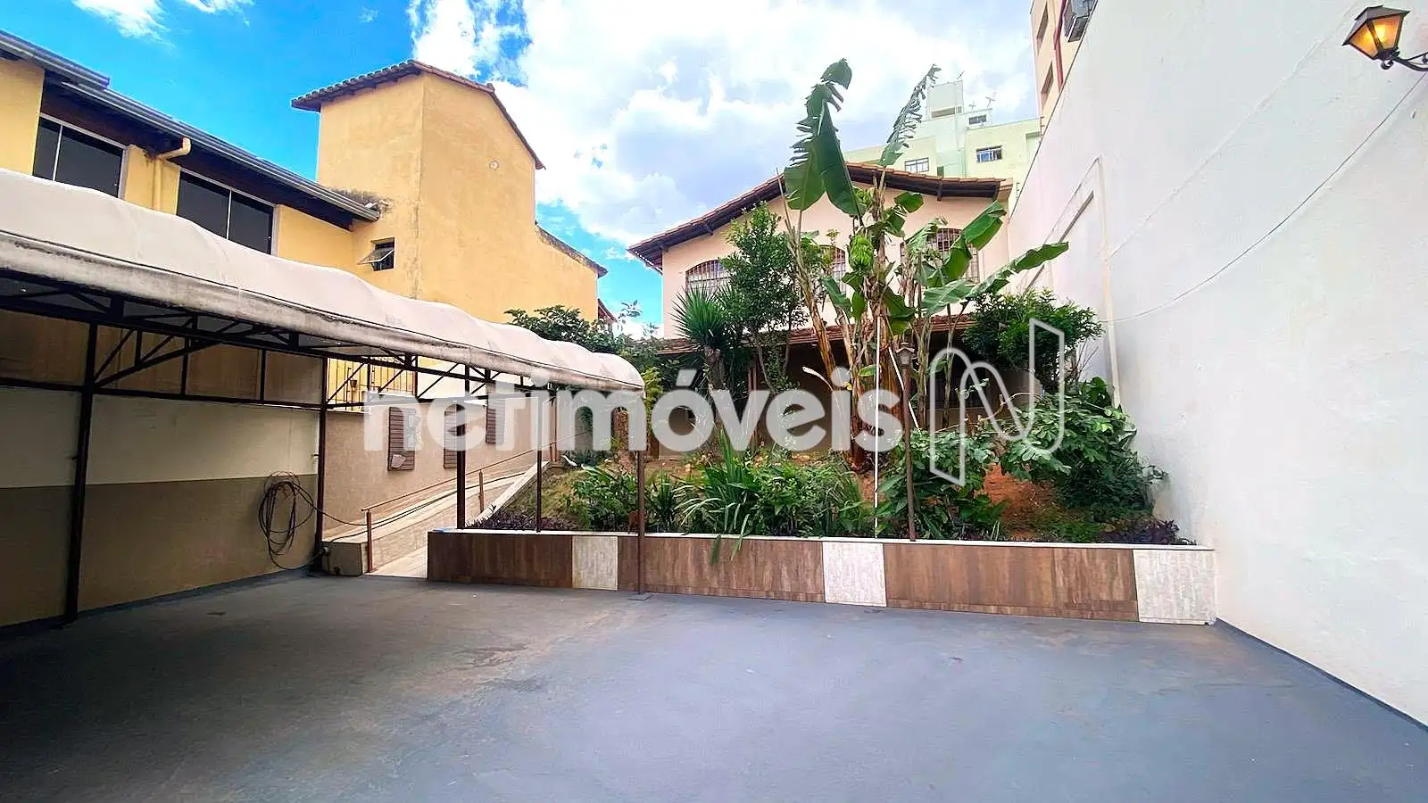 Vagas de garagem e vista da casa