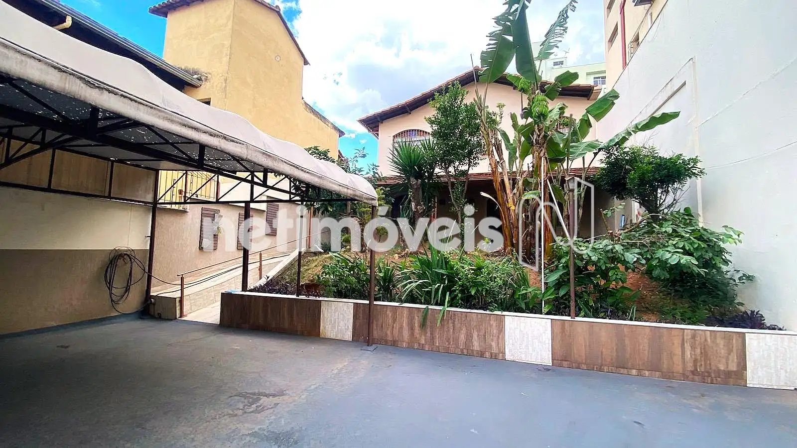 Garagem e vista da casa.