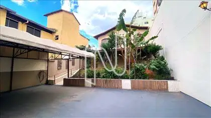 Vagas de garagem e vista da casa 