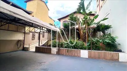 Garagem e vista da casa. 
