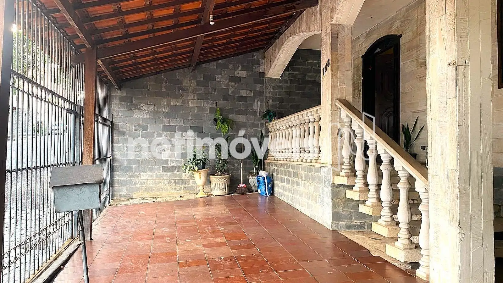 Outro ângulo da entrada e garagem